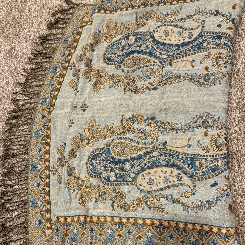 Elegant Paisley Patterned Scarf